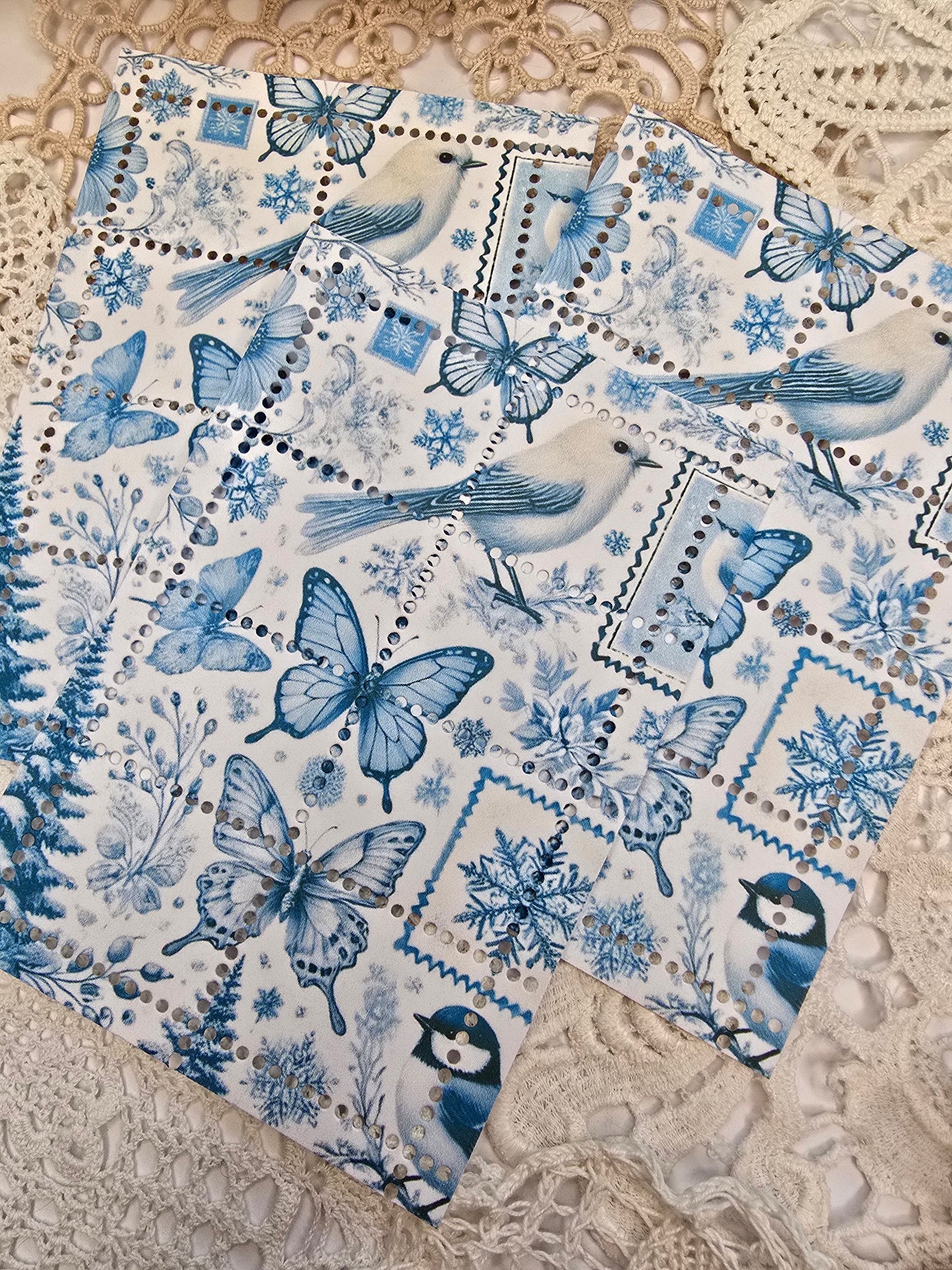 Briefmarke „Waldzauber – Frostflügel“ – Handmade Mini-Serie