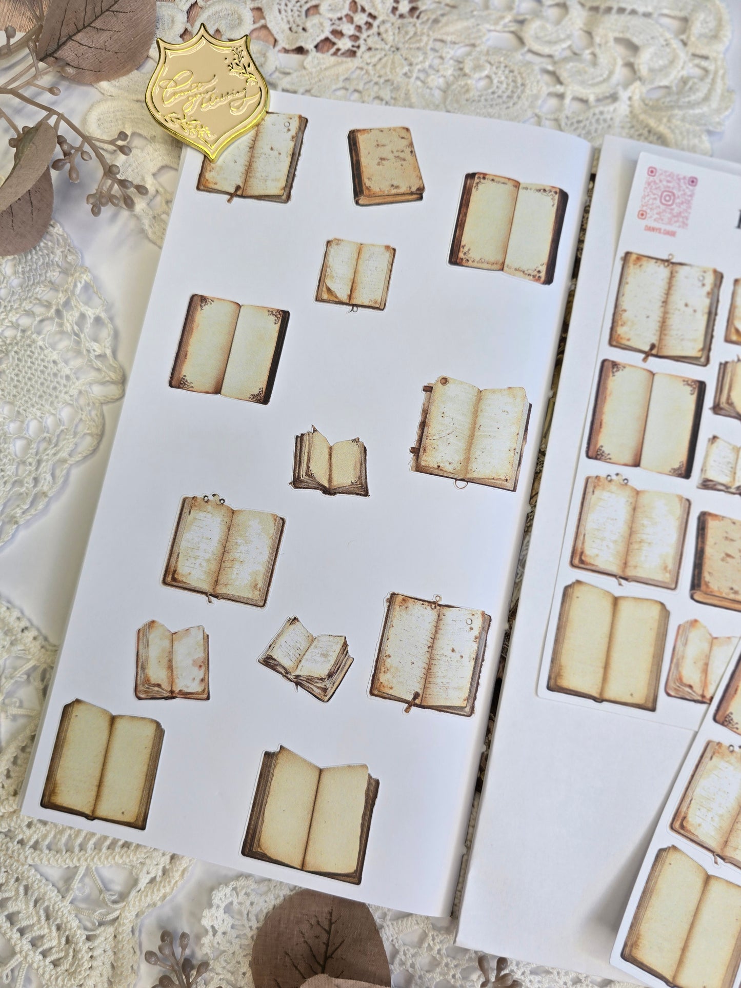 Vintage Books Sticker Set 10 Motifs Scrapbooking Journal Collage Decoration Ephemera