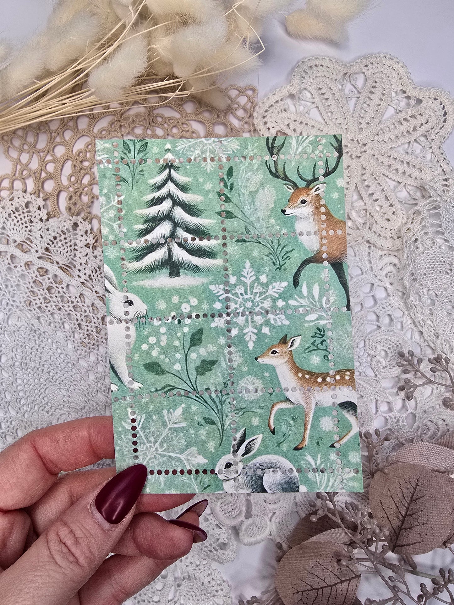 Briefmarke „Waldzauber – Wintertanne“ – Handmade Mini-Serie