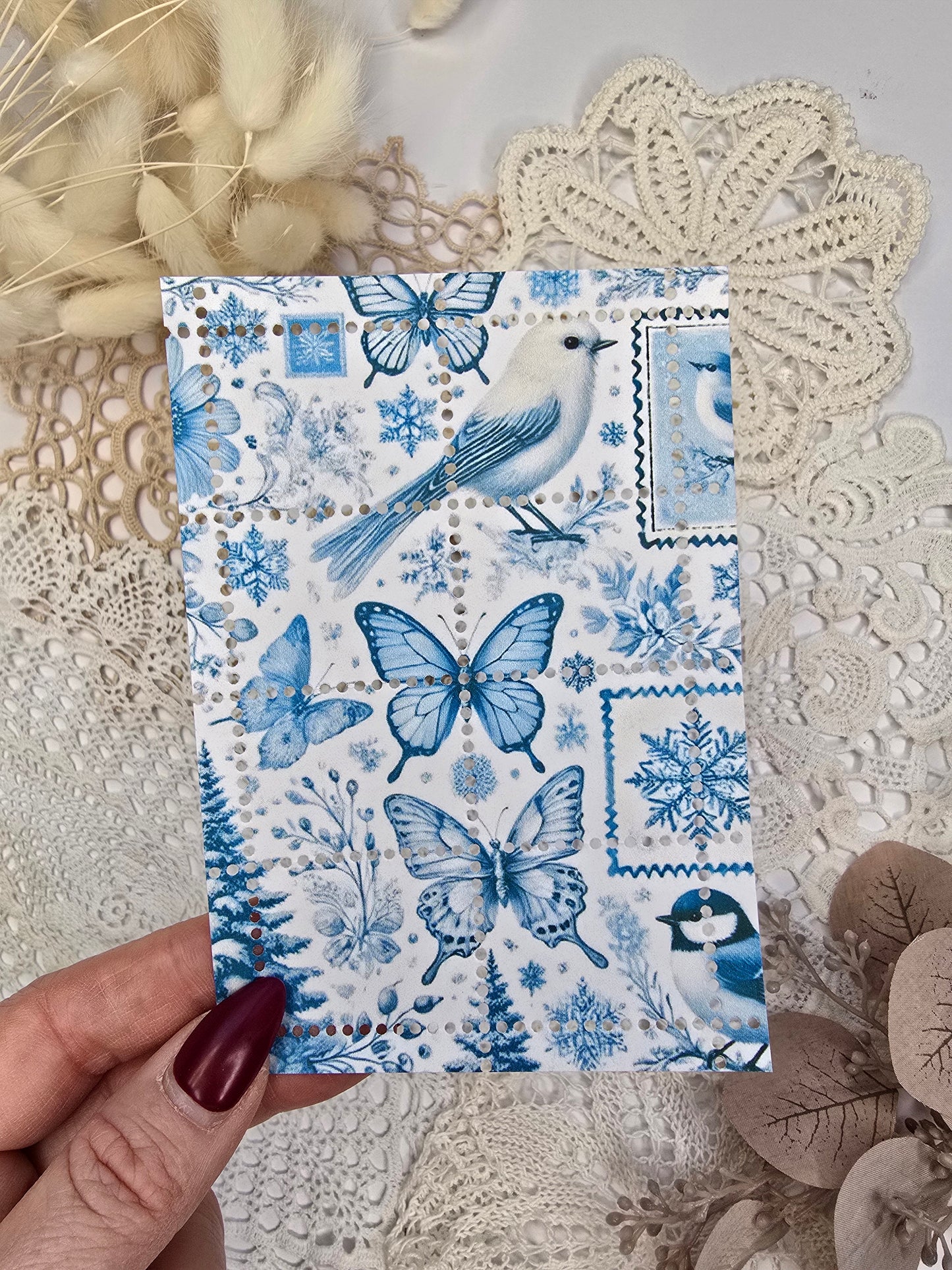 Briefmarke „Waldzauber – Frostflügel“ – Handmade Mini-Serie